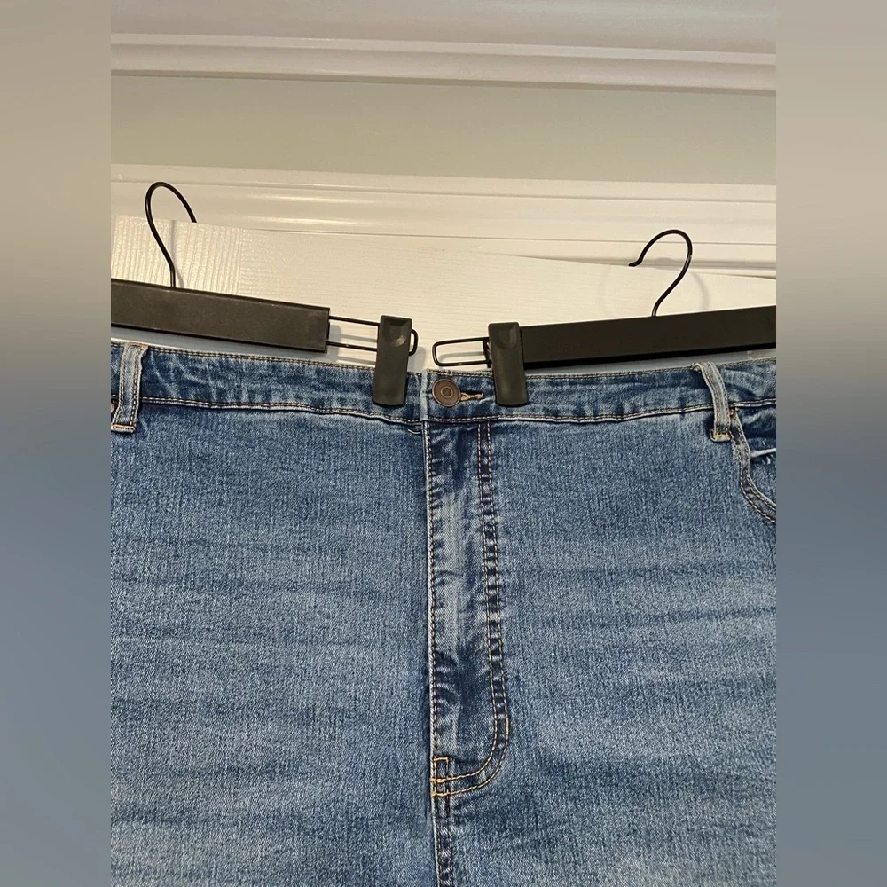 NWT Terra & Sky Size 4X Elastic Back Zip Up Split Hem Med Wash Denim Jean Shorts